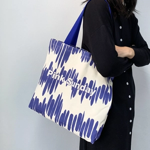 Borsa tote minimalista in tela con stampa Pink Sunday e manici blu su modella