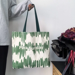 Dettaglio della borsa in tela bianca con strisce verdi e motivo Pink Sunday