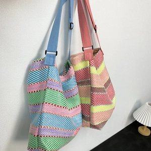 Nahaufnahme bunter gewebter Tragetaschen mit verstellbaren Nylon-Schultergurten