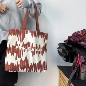 Dettaglio della borsa tote in tela con strisce rosso ruggine e stampa Pink Sunday