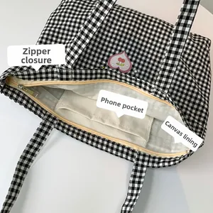 Détail de l'intérieur du sac cabas en toile à carreaux noirs avec fermeture éclair