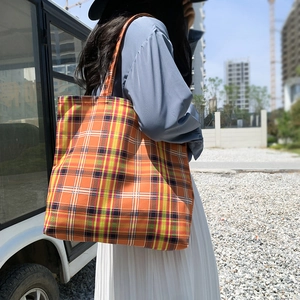 Détail du sac cabas en toile à carreaux orange montrant sa texture et sa capacité