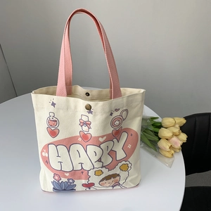 Dettaglio della borsa tote in tela con manici rosa, cartone animato e chiusura magnetica