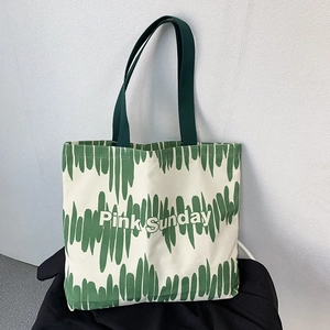 Dettaglio della scritta Pink Sunday e strisce verdi su una grande borsa tote in tela