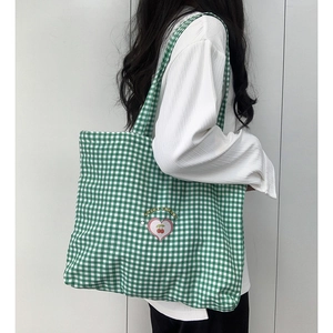 Détail du cabas à carreaux vert et blanc avec broderie Sweet Cherry de haute qualité