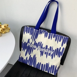 Dettaglio della borsa tote in tela con stampa Pink Sunday e motivi a strisce blu