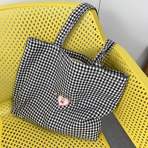 Détail du cabas à carreaux vichy avec imprimé Sweet Cherry sur chaise jaune