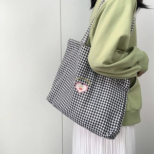 Détail du sac cabas à carreaux noir et blanc avec imprimé cœur rose et cerises douces