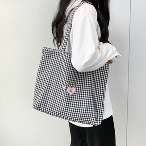 Sac fourre-tout en toile à carreaux noirs et blancs avec broderie cerise et cœur