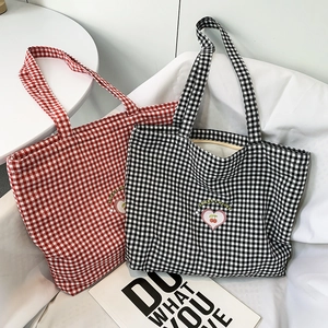 Détail de deux sacs cabas vichy avec imprimé cerise et anses en coton confortables