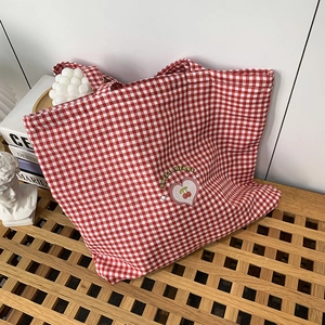 Détail du cabas en toile vichy rouge et blanc avec écusson cerise cœur brodé