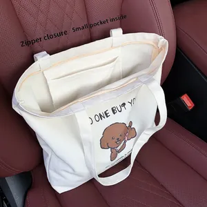 Vue détaillée du sac en toile montrant la fermeture éclair et la poche intérieure