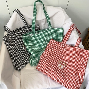 Broderie détaillée de cerises et cœurs sur des sacs cabas en toile à carreaux colorés
