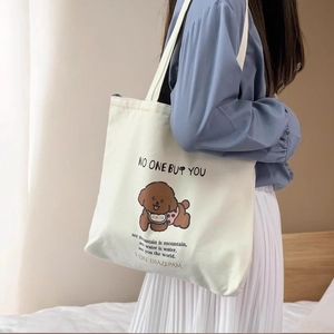 Vue détaillée du dos d'un sac en toile beige avec illustration de chien marron