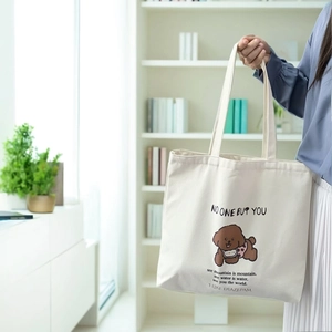 Détail du sac fourre-tout en toile blanche avec motif de chiot marron mignon et texte