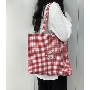 Détail d'un sac cabas en toile à carreaux rouges et blancs avec broderie Sweet Cherry