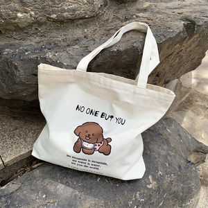 Détail de l'illustration de caniche et texte sur un grand sac cabas en toile blanche