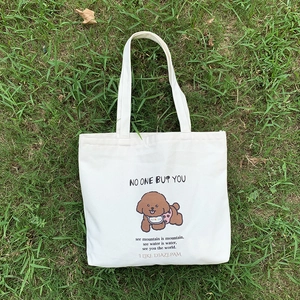 Sac fourre-tout en toile blanche avec illustration de caniche et texte sur l'herbe