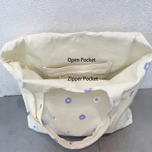 Sac fourre-tout fleuri en toile avec vue intérieure sur les poches de rangement