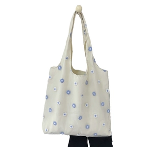 Sac fourre-tout en toile crème avec broderies florales bleues et blanches