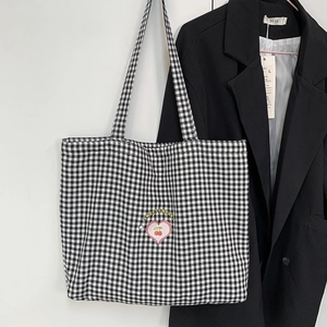 Détail du sac cabas à carreaux avec imprimé cerise et intérieur en toile spacieux