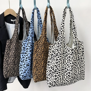 Grand sac cabas en velours côtelé imprimé léopard en marron, bleu, jaune et blanc