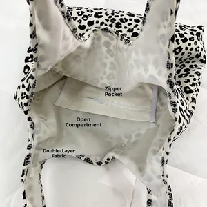Détail de la poche zippée intérieure et du compartiment de ce sac cabas en velours léopard