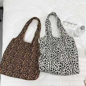 Détail de sacs cabas en velours côtelé à imprimé léopard en marron et blanc