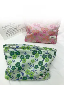 Détail de trousses à maquillage en jacquard floral avec doublure en coton et fermeture