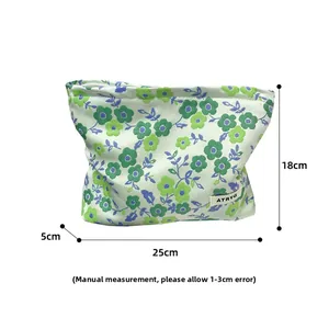 Trousse de toilette jacquard à fleurs, dimensions 25x18x5cm sur fond blanc pur