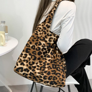 Détail latéral d'un grand sac fourre-tout en velours côtelé à motif léopard