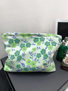 Détail de trousse de maquillage jacquard à fleurs montrant la texture du tissu