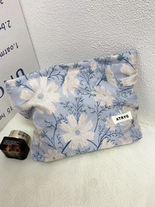 Light blue jacquard floral cosmetic bag with a large capacity for travel storage