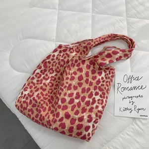 Détail de la texture léopard et de la poignée du sac cabas en velours côtelé