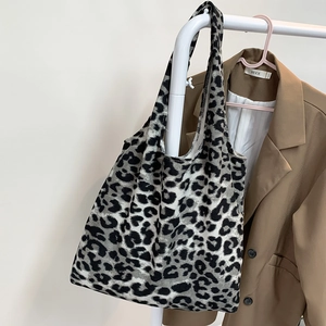 Détail du sac cabas en maille léopard montrant la texture et le motif animalier