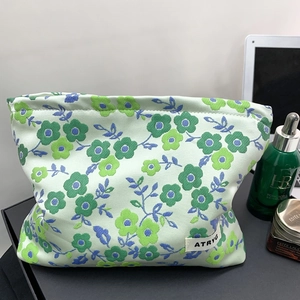 Gros plan sur le tissu jacquard floral d'une trousse de maquillage chic
