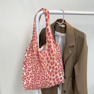 Détail du sac fourre-tout en velours côtelé à motif léopard rose et kaki sur cintre