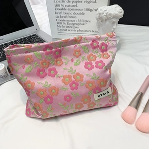 Trousse à maquillage jacquard rose à motif floral et étiquette tissée pour le voyage