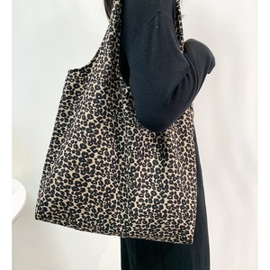 Détail du grand sac cabas en velours côtelé à motif léopard montrant sa forme souple