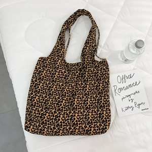 Détail du sac cabas en velours côtelé imprimé léopard avec texture douce en situation