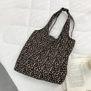 Détail du sac cabas en velours côtelé léopard montrant sa grande capacité et sa texture