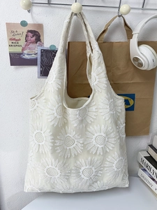 Détail du sac fourre-tout en toile blanc crème avec broderie florale de marguerites 3D