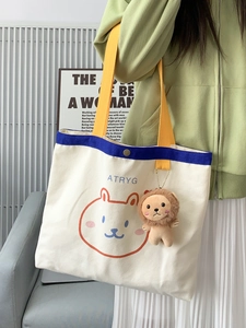Niedliche Cartoon-Bär Segeltuchtasche für Schüler mit Plüschanhänger und blauen Details
