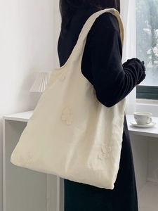 Sac cabas élégant en toile beige avec broderie papillon 3D pour un usage quotidien