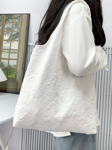 Elegant white tote bag with embossed floral texture for daily commuting use
