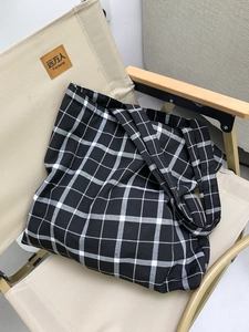 Détail du sac cabas en toile à carreaux montrant la texture et l'espace intérieur