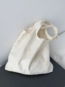 Sac fourre-tout minimaliste en toile blanc cassé avec broderies de papillons blancs