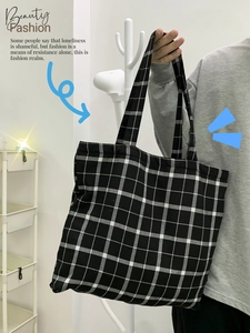 Détail du sac cabas en toile à carreaux montrant sa grande capacité et son tissu doux