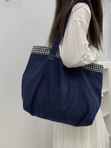 Grand sac cabas en denim bleu foncé avec bordure à carreaux vichy et large bandoulière