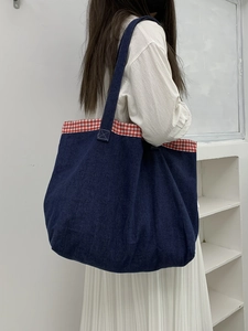 Grand sac cabas en jean avec bordure vichy rouge, sac à épaule élégant pour étudiante